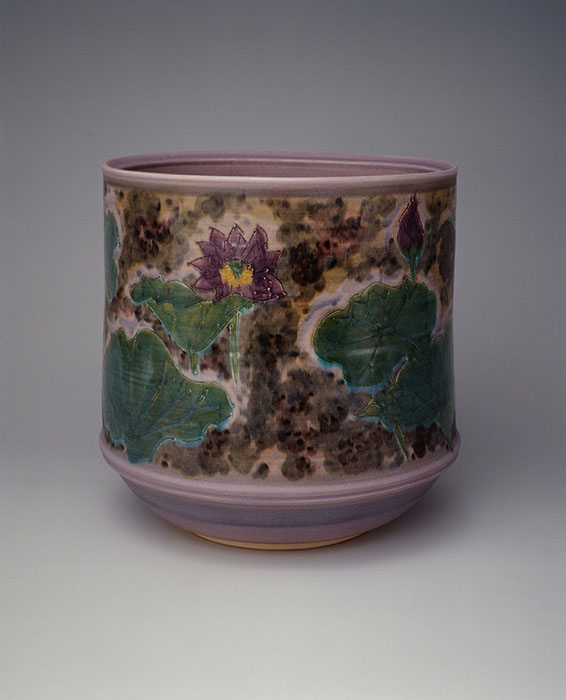 北出不二雄《彩釉陶「雲垂れる蓮池」》平成5年(1993)