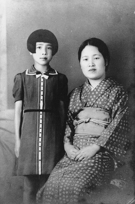 小学生の淑子 母の千鶴子と