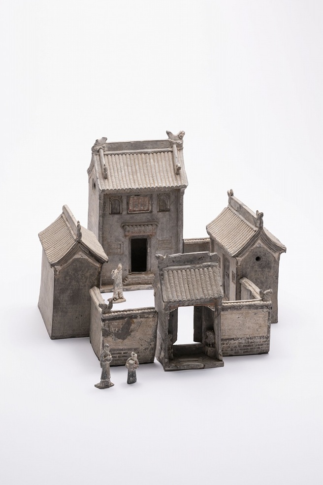 《灰陶加彩四合院（かいとうかさいしごういん）》
明（16-17世紀) H49.5×W88.0×D88.0cm
所蔵：愛知県陶磁美術館（茂木計一郎氏寄贈） 撮影：益永研司