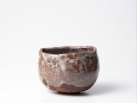 滅紫志野茶盌 銘 天紫（あめむらさき） 　　 径14.1×高10.2　