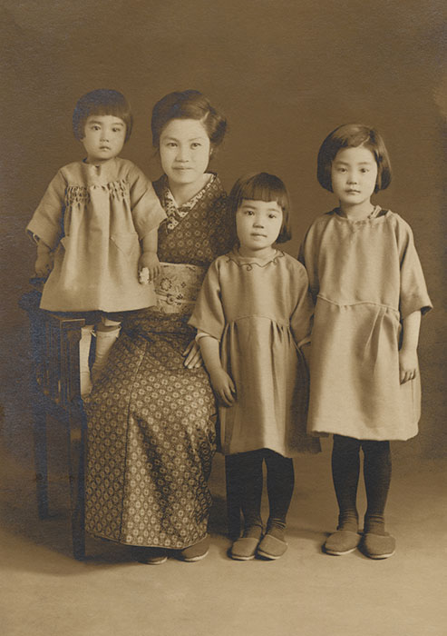 母・文江の手づくりワンピースを着た8歳のちひろ(右端)と妹たち1926年