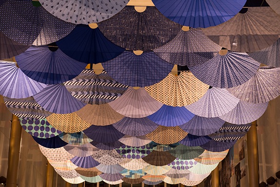 須藤玲子《扇の舞》2017年 ジョン・F・ケネディ舞台芸術センターでの展示風景
Photo：Margot Schulman