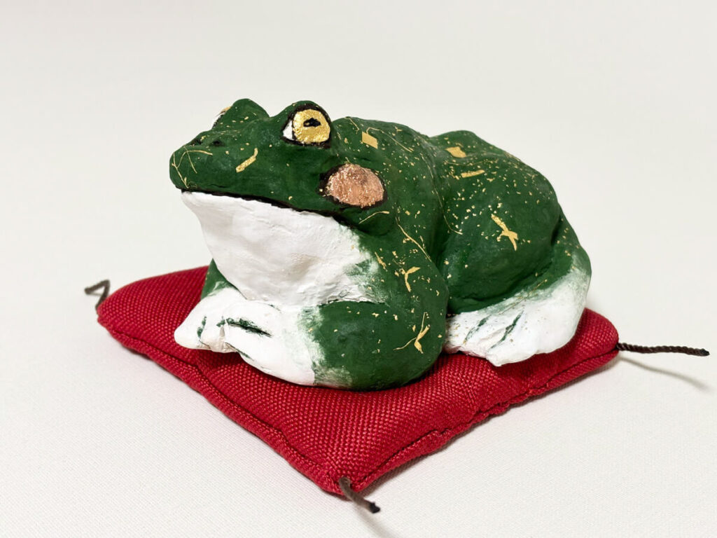 「お迎え蛙（立体作品）」</span><br />8×8×6cm 白土・岩絵具彩色・箔