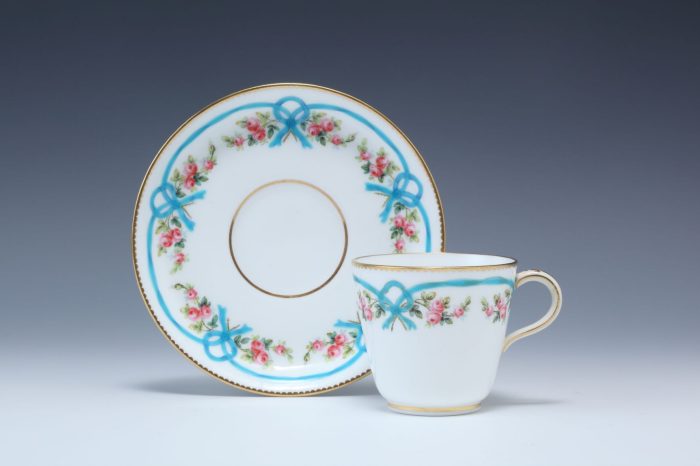 ミントン

金彩トルコ石ブルーリボンにバラ絵ティーカップ＆ソーサ―

1861年