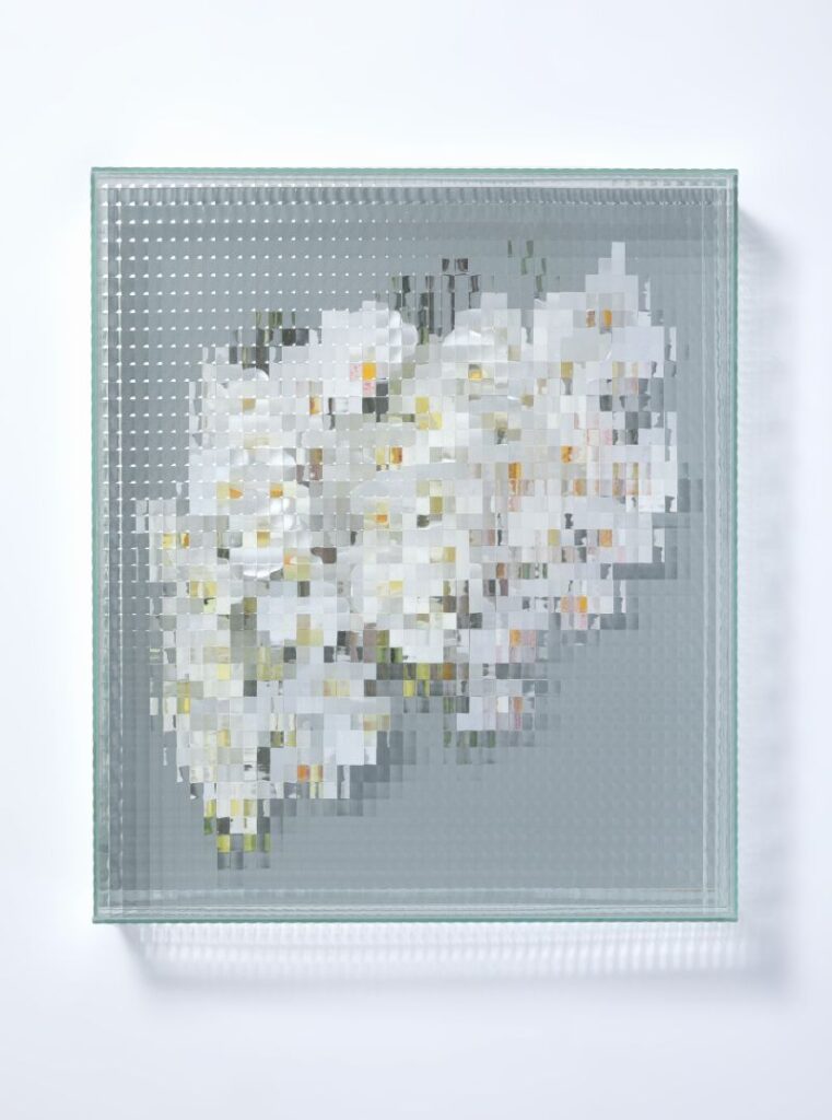 及川春菜 「MANUAL FOCUS #05」
ガラス、フェイクフラワー、木パネル