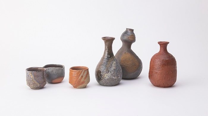 作品右から

①【徳利】径8.5×高さ13.3cm

➁【窯変瓢徳利】径10.5×高さ16.5cm

➂【窯変徳利】径8.5×高さ14.5cm

➃【緋襷酒吞】径6.5×高さ6.0cm

➄【窯変ぐい吞】径7.2×高さ5.3cm

⑥【窯変ぐい吞】径6.0×高さ6.0cm