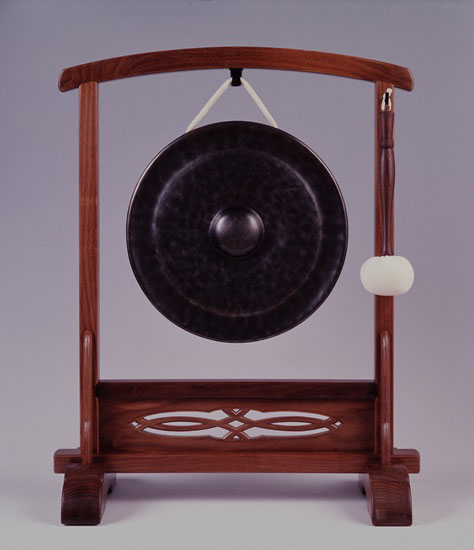 三代魚住為楽《砂張鉦（桑造鉦架付）》昭和61年(1986)