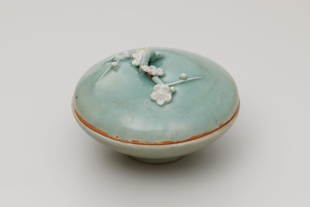 青磁貼付梅枝文大合子 1630～1640年代　肥前 個人蔵