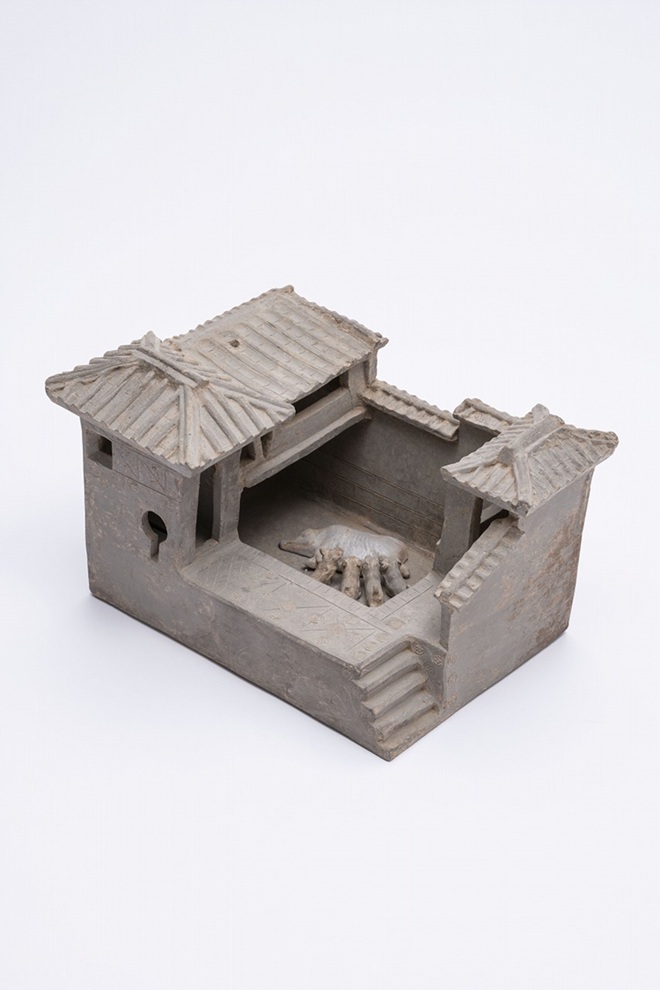 《灰陶猪圏（かいとうちょけん）》
後漢（1-2世紀） H24.0×W38.0×D28.0㎝
所蔵：愛知県陶磁美術館（茂木計一郎氏寄贈） 撮影：益永研司