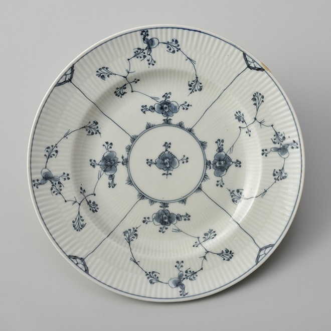 《皿〈ブルーフルーテッド〉》ロイヤル コペンハーゲン　<br />
ペインター：マティアス・ハンセン・ウォルストロップ　1785年頃