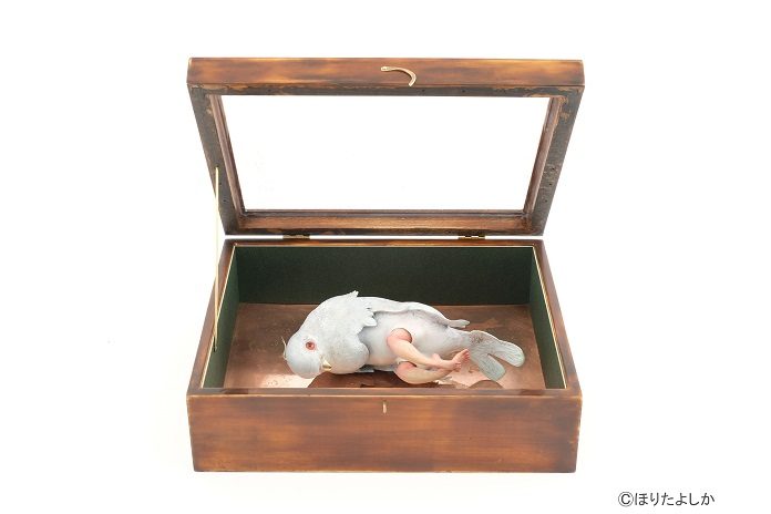 牧野永美子

「とこしえ」

H9.5×W23.4×D28.5cm

アルミ、真鍮、硝子、FRP、樟