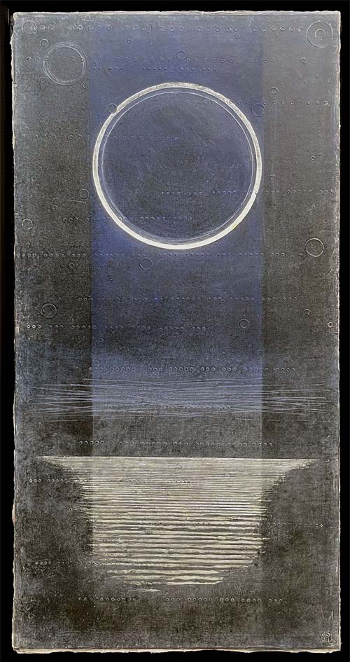 「澪」150×75cm

澪（みお）とは、満月の夜、海から月が昇り始めると、月光が海に映り、細長い光の道が現れます。その神秘的な月の道を、航路を示す澪標に掛けて描いている。