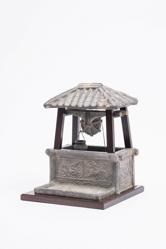 《灰陶井戸（かいとういど）》
漢（前2-後2世紀) H30.5×W24.0×D17.0cm
所蔵：愛知県陶磁美術館（茂木計一郎氏寄贈） 撮影：益永研司