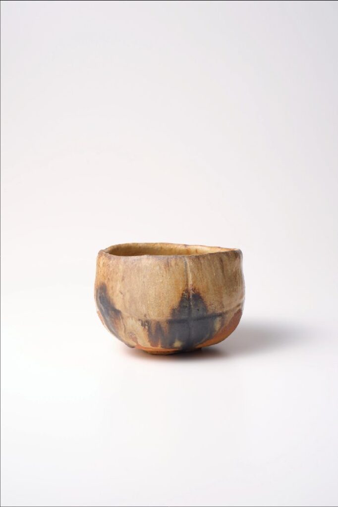 黄瀬戸茶盌

銘　月遥（つきはるか） 　　

径14.1×高9.6 　