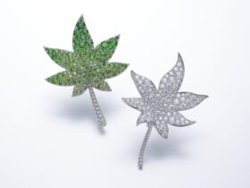 紅葉 (18K/Pt ダイヤモンド、デマントイドガーネット、サファイア、ルビー)