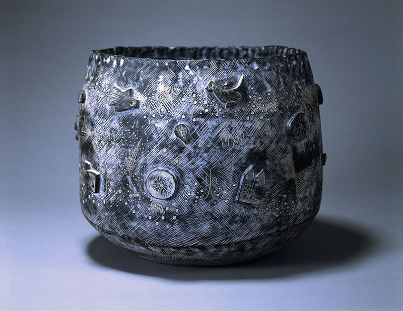 安原喜明《炻器花挿・種子の旅》1967年　陶器　h.30.0, d.36.0cm　目黒区美術館蔵