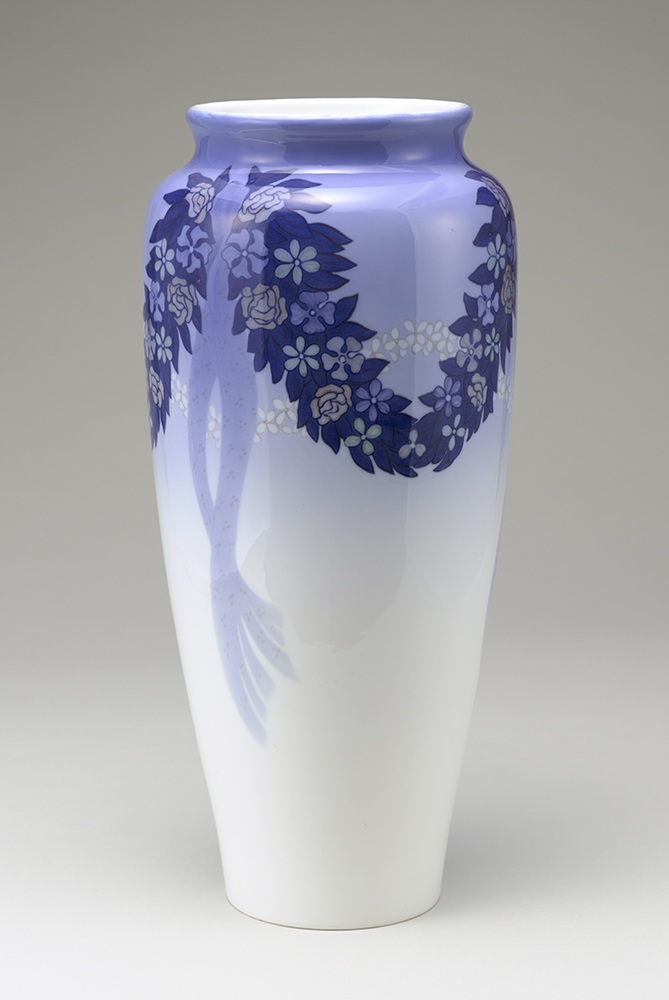 《花飾文花瓶》ロイヤル コペンハーゲン　<br />
ヤニー・ソフィー・メイヤー　1910年　<br />
塩川コレクション