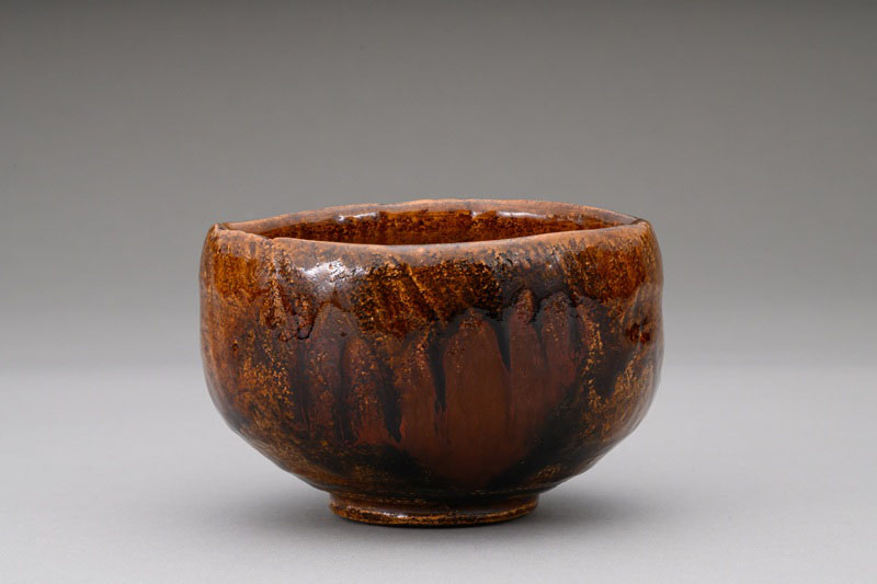 十代大樋長左衛門（陶冶斎）《朱釉飴茶盌　銘 寿山》平成13年(2001)