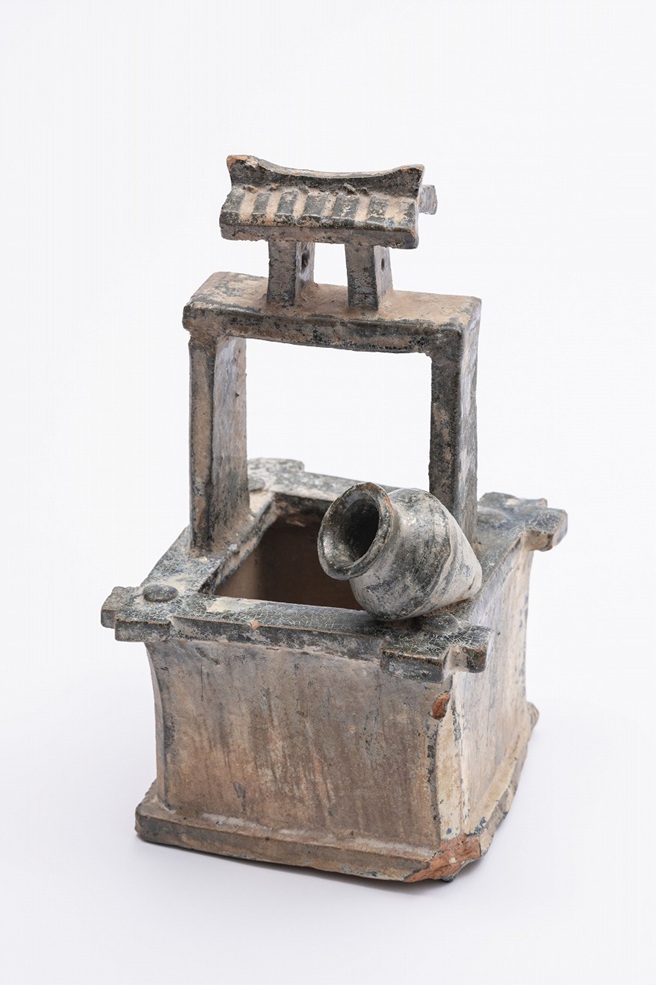 《緑釉井戸（りょくゆういど）》
後漢（1-2世紀） H23.0×W13.0×D 13.5㎝
所蔵：INAXライブミュージアム 撮影：益永研司