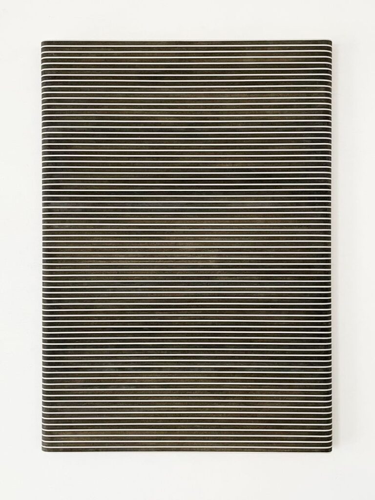 西村祐美 「Untitled (TP)」
粉砕された糸(合成染料染, 墨染, 黄弁柄染)、
バインダー、パネル