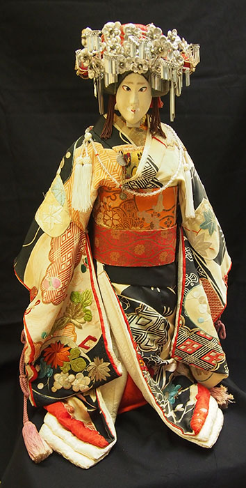 辻村ジュサブロー　NHK「新八犬伝」人形　伏姫　館山市立博物館蔵
NHKで昭和48年（1973）4月から2年間にわたり放送された人形劇。辻村ジュサブローの人形と坂本九の語り口で人気を博した。