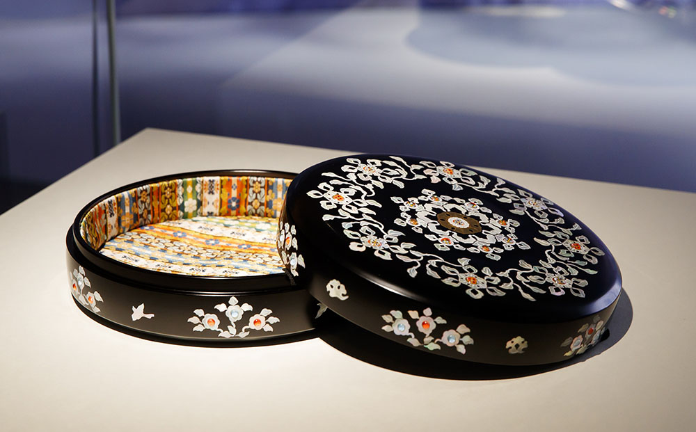 模造 螺鈿箱（らでんのはこ）（大阪会場展示風景