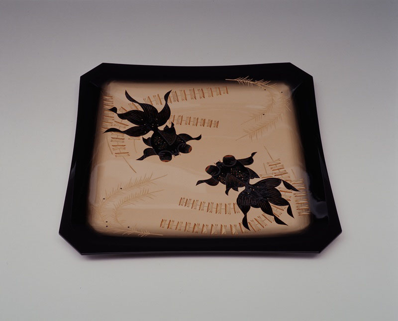 小松芳光《遊魚漆飾盆》平成3年(1991)
