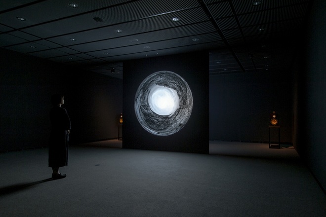 《sunlight spectrum sonification》2022年　コンピューター、DLPプロジェクター、スピーカー、オーディオ・インターフェース