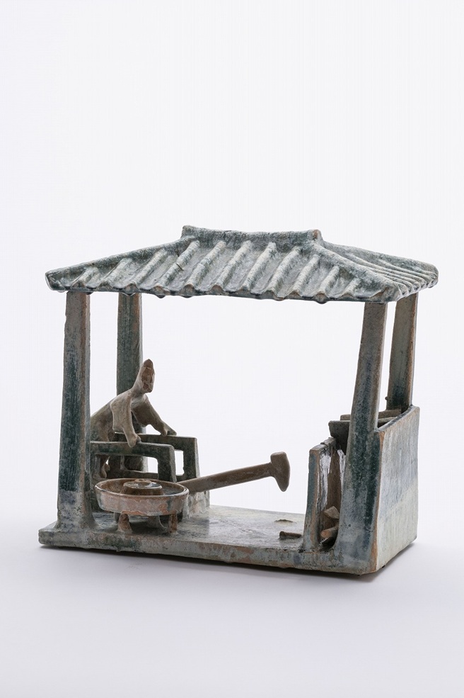 《緑釉作坊（りょくゆうさくぼう）》
後漢（1-2世紀）H27.5×W31.0×D18.0cm
所蔵：愛知県陶磁美術館（茂木計一郎氏寄贈） 撮影：益永研司