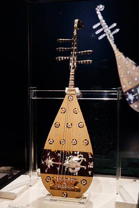 模造 螺鈿紫檀五絃琵琶（らでんしたんのごげんびわ）（大阪会場展示風景）