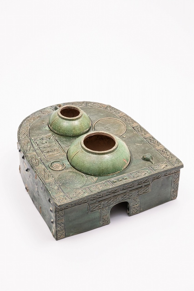 《緑釉カマド（りょくゆうかまど）》
後漢（1-2世紀）H16.0×W34.0×D 36.0cm
所蔵：愛知県陶磁美術館（茂木計一郎氏寄贈） 撮影：益永研司