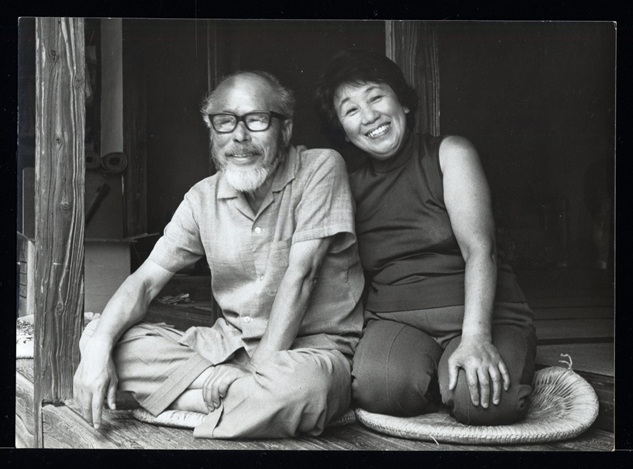 左)位里先生、(右)俊先生　自宅縁側にて