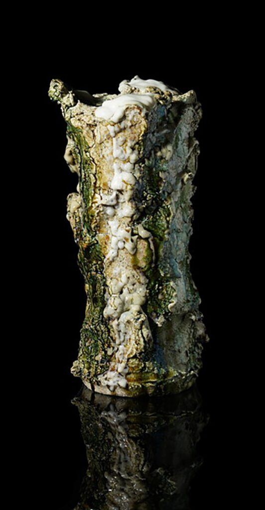 「織部梅皮花手花入」20.3×18.9×高さ38.9㎝