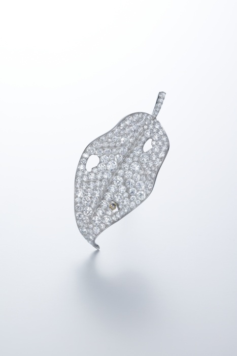 虫食いリーフ
（18K/Pt ダイヤモンド、サファイア）
