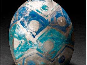 「釉面銀彩扁壷」 （幅17×奥行17×高さ18cm）