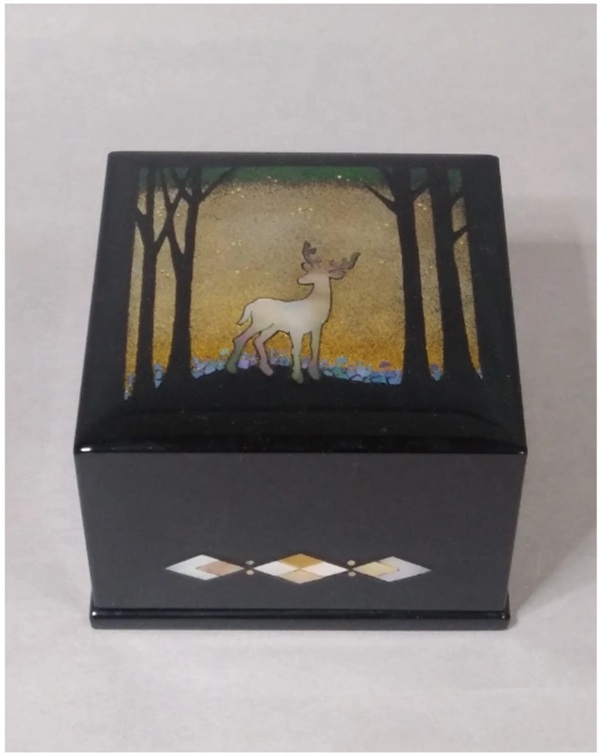 螺鈿蒔絵箱「気配」 （幅10.5×奥行10.5×高さ7.2cm）