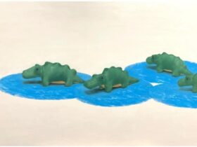 「ぬいぐるみのワニ4頭とクレパスの沼」 （縦60.6×横91cm）