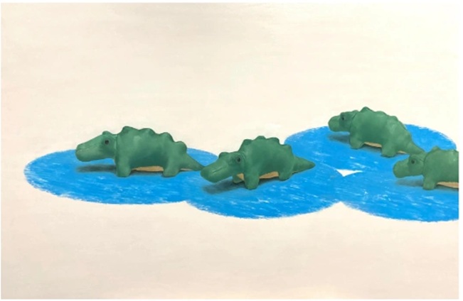 「ぬいぐるみのワニ4頭とクレパスの沼」 （縦60.6×横91cm）