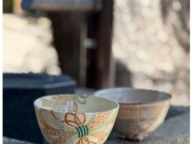 左から 「色絵熨斗茶碗」（径12.7×高さ8.3cm） 「窯変粉引茶碗」（径13×高さ7.5cm）