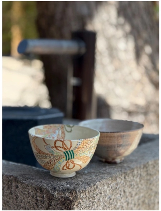 左から 「色絵熨斗茶碗」（径12.7×高さ8.3cm） 「窯変粉引茶碗」（径13×高さ7.5cm）