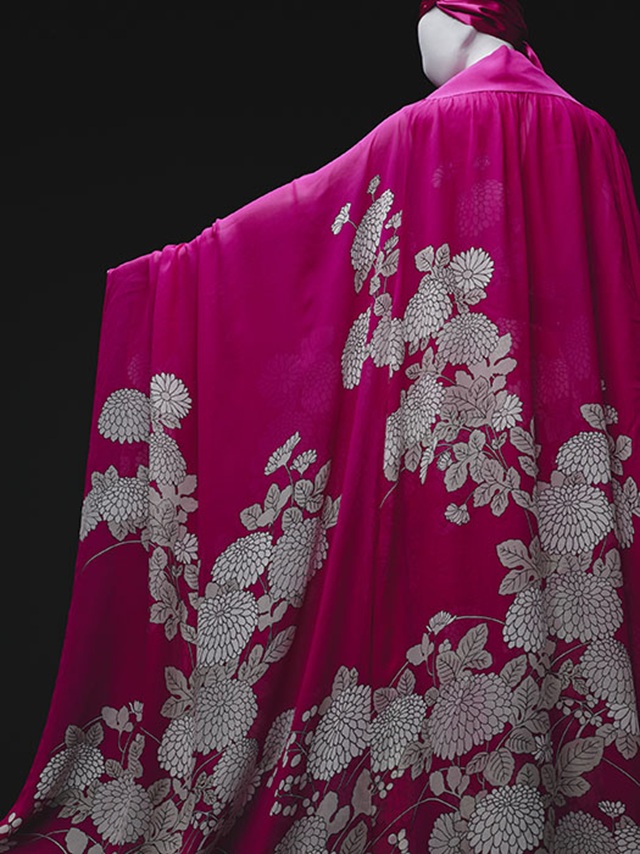 森英恵《イヴニングアンサンブル（ジャンプスーツ、カフタン「菊のパジャマドレス」）》1966年　ハナヱ・モリ 島根県立石見美術館　撮影： 小川真輝