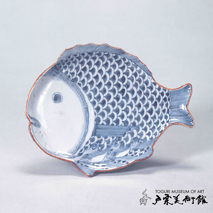 染付 魚形皿　伊万里　江戸時代（17世紀中期）口径16.6×13.2㎝　戸栗美術館収蔵