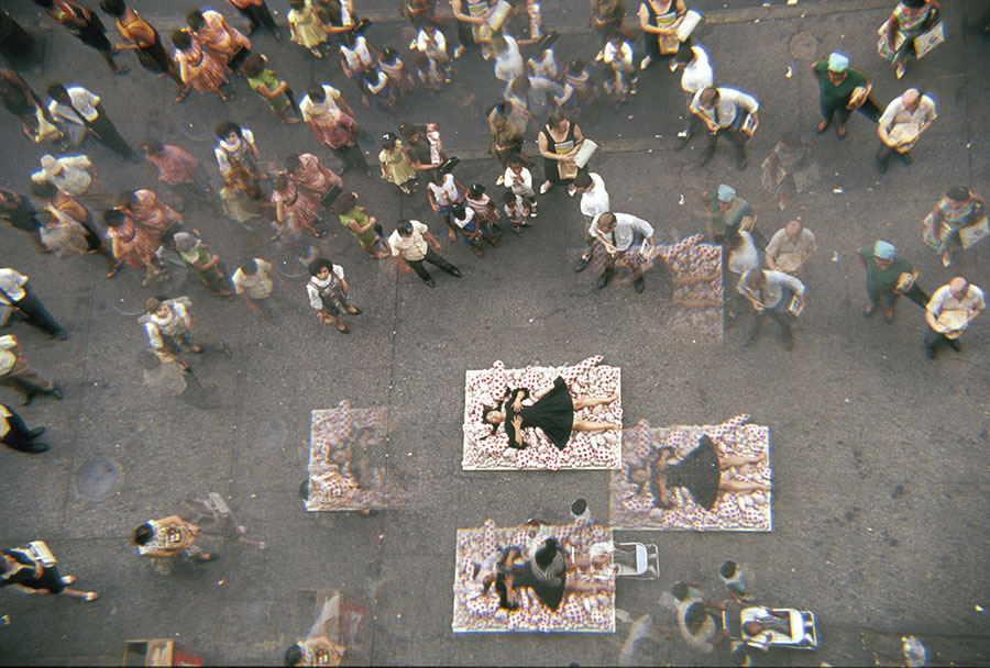 《14丁目のハプニング》 (部分)1966年 © YAYOI KUSAMA 写真:細江英公