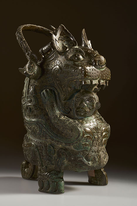 《虎卣》　殷後期　（紀元前11世紀）　泉屋博古館