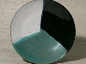 《緑釉白釉黒釉三方掛分皿》鳥取県・牛ノ戸焼 1957年　鳥取民藝美術館蔵　撮影：杉野孝典