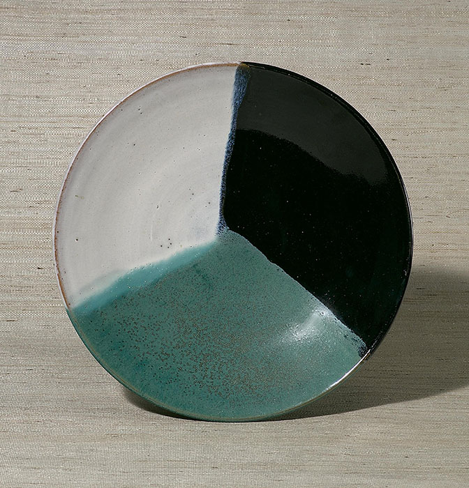 《緑釉白釉黒釉三方掛分皿》鳥取県・牛ノ戸焼 1957年　鳥取民藝美術館蔵　撮影：杉野孝典
