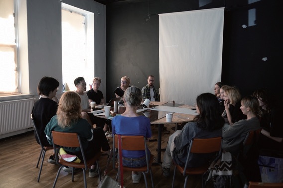 mamoru《声を挙げ、絶やさない》2021-Szczecin(ポーランド)でのグループワークの様子／2024年5月15日
mamoru, NEVER BE NO VOICE, 2021-ongoing. group work session,May 5, 2024 at Szczecin (Poland). photo: Tien Zong Yuan