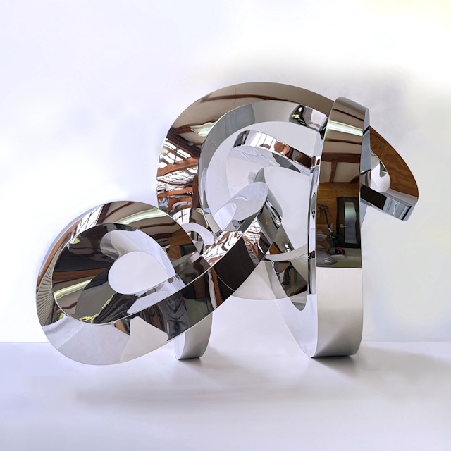 「Natural Posture 01」W850×H730×D620 mm　ステンレス、鏡面仕上げ