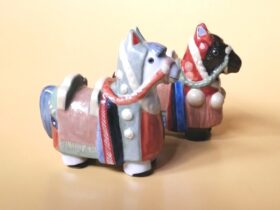 木村 巳奈子「チャグチャグ馬コ」 白馬：高さ9.5cm、黒馬：高さ9.2cm