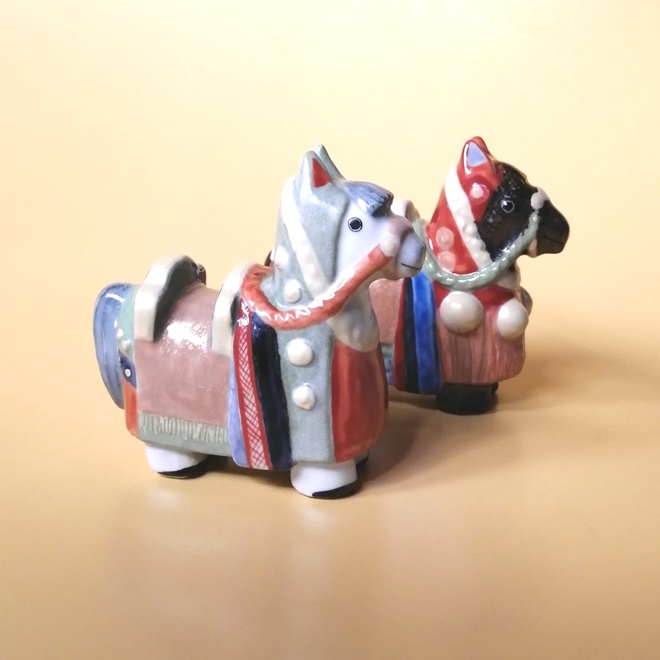 木村 巳奈子「チャグチャグ馬コ」 白馬：高さ9.5cm、黒馬：高さ9.2cm